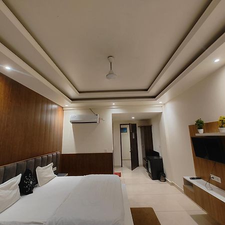 Hotel Skylark & Banquet Palwal Exterior foto