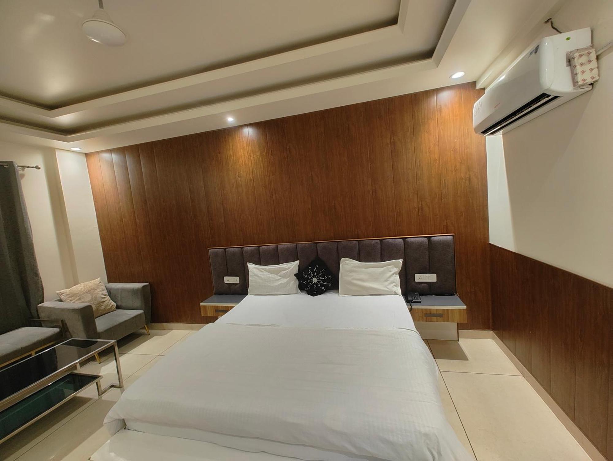 Hotel Skylark & Banquet Palwal Exterior foto